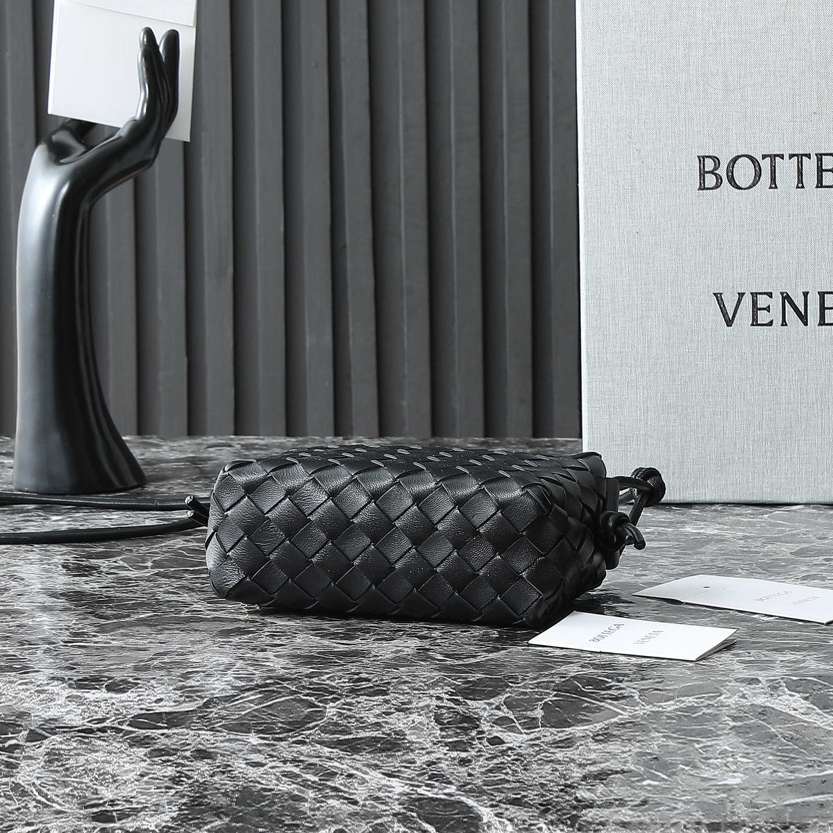 BV MINI LOOP 17CM BLACK CALFSKIN